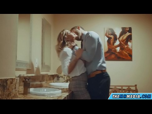 ❤️ Uma blonde obugaxayo ekuyenga endlini yangasese yomphakathi Izocansi ezinkulu kithi